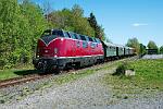 2025-04-27-007 Neuenrade 40 Jahre Eisenbahnfreunde Hönnetal: Die Garnitur mit V100 und V200 pendelt zwischen Fröndenberg und Neuenrade.