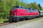 2025-04-27-008 Neuenrade 40 Jahre Eisenbahnfreunde Hönnetal: Die Garnitur mit V100 und V200 pendelt zwischen Fröndenberg und Neuenrade.