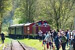 2025-04-27-012 Balve Binolen 40 Jahre Eisenbahnfreunde Hönnetal: Die Garnitur mit V100 und V200 pendelt zwischen Fröndenberg und Neuenrade. In Binolen findet ein Bahnhofsfest statt.