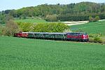 2025-04-27-023 Balve Garbeck 40 Jahre Eisenbahnfreunde Hönnetal: Die Garnitur mit V100 und V200 pendelt zwischen Fröndenberg und Neuenrade.