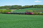2025-04-27-027 Balve Garbeck 40 Jahre Eisenbahnfreunde Hönnetal: Die Garnitur mit V100 und V200 pendelt zwischen Fröndenberg und Neuenrade.