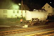 1987-000012 Sundern Übung der Feuerwehr Sundern an einem Kesselwagen im Bahnhof.