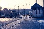 1987-30-048 Finnentrop Winter in Finnentrop. Heute sieht es dort ganz anders aus. 212, Silberlinge, Bahnübergang, Flügelsignale - alles weg. 260 013,