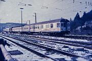 1987-30-049 Finnentrop Winter in Finnentrop. Heute sieht es dort ganz anders aus. 212, Silberlinge, Bahnübergang, Flügelsignale - alles weg.
