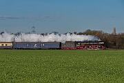 2024-11-30-017 Krefeld Forstwald Da war die Welt noch in Ordnung: 01 1075 zieht einen Sonderzug von Mönchengladbach nach Bielefeld. Ein paar Kilometer weiter wird der Zug fehlgeleitet, was ich...