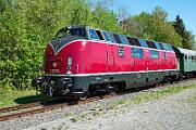 2025-04-27-008 Neuenrade 40 Jahre Eisenbahnfreunde Hönnetal: Die Garnitur mit V100 und V200 pendelt zwischen Fröndenberg und Neuenrade.