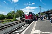 2025-04-27-010 Fröndenberg 40 Jahre Eisenbahnfreunde Hönnetal: Die Garnitur mit V100 und V200 pendelt zwischen Fröndenberg und Neuenrade.
