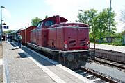 2025-04-27-011 Fröndenberg 40 Jahre Eisenbahnfreunde Hönnetal: Die Garnitur mit V100 und V200 pendelt zwischen Fröndenberg und Neuenrade.