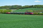 2025-04-27-027 Balve Garbeck 40 Jahre Eisenbahnfreunde Hönnetal: Die Garnitur mit V100 und V200 pendelt zwischen Fröndenberg und Neuenrade.