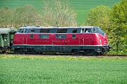 2025-04-27-028 Balve Garbeck 40 Jahre Eisenbahnfreunde Hönnetal: Die Garnitur mit V100 und V200 pendelt zwischen Fröndenberg und Neuenrade.