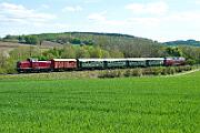 2025-04-27-030 Neuenrade Küntrop 40 Jahre Eisenbahnfreunde Hönnetal: Die Garnitur mit V100 und V200 pendelt zwischen Fröndenberg und Neuenrade.