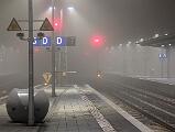 2025-01-17-014 Dortmund Hbf Der Nebel wird am Abend wieder stärker. Beeindruckende Stimmung im Dortmunder Hbf.