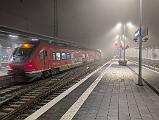 2025-01-17-018 Dortmund Hbf Der Nebel wird am Abend wieder stärker. Beeindruckende Stimmung im Dortmunder Hbf. 633 106 ist gerade aus Iserlohn eingetroffen.