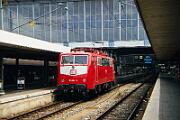 1987-42-007 München Hbf 111 068 war 1987 die erste Lok in der neuen Farbgebung mit Lätzchen.