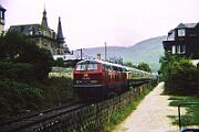 1988-65-082 Bernkastel-Kues Auf der Strecke Wengerohr - Bernkastel-Kues fährt offiziell kein Personenzug meh. Im Herbst 1988 rollt noch mal ein Sonderzug mit 215 047 und 215 048 nach...