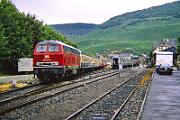 1988-65-085 Bernkastel-Kues Auf der Strecke Wengerohr - Bernkastel-Kues fährt offiziell kein Personenzug meh. Im Herbst 1988 rollt noch mal ein Sonderzug mit 215 047 und 215 048 nach...