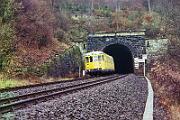 1990-78-084 Arnsberg Glösingen Tunnelmesswagen 712 001 ist im Sauerland unterwegs