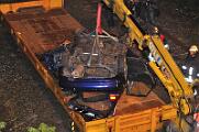 2010-111954 Dortmund Scharnhorst Ein PKW ist in Dortmund Scharnhorst auf die Gleise gestürzt. Mit Hilfe von 701 009 wird das Auto aus dem Gleis geholt.