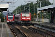 2016-07-21-012 Dortmund Oespel 143 247 schiebt eine x-Garnitur, 422 064 kommt entgegen.