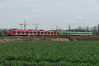 2019-03-20-002 Dortmund Somborn 422 081 (rot). Gemischte Züge auf der S 1 sind selten.