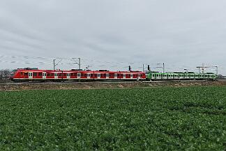 2019-03-20-003 Dortmund Somborn 422 081 (rot). Gemischte Züge auf der S 1 sind selten.