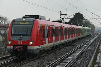 2019-04-04-003 Dortmund Oespel 422 064 (rot) und 422 031 (grün)