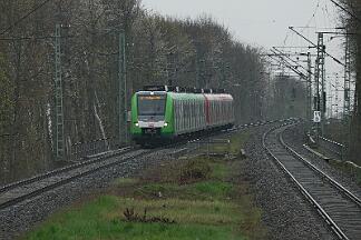 2019-04-04-013 Dortmund Kley 422 064 (rot) und 422 031 (grün)