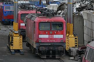 2019-04-27-811 Leverkusen Opladen 111 051, 112 127 und 218 440 warten beim Bender auf ihr Schicksal.