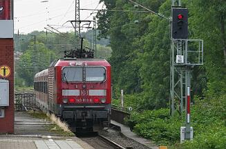 2019-08-16-007 Bochum Hbf 143 853 fährt morgens den letzten Verstärker nach Bochum.