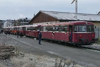 2019-12-01-002 Sundern Schienenbus-Sonderzug, bestehend aus 796690, 796802, 996299, 996309, 996748, auf der Röhrtalbahn.