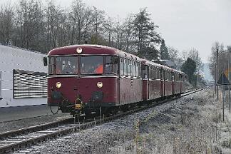 2019-12-01-016 Sundern Schienenbus-Sonderzug, bestehend aus 796690, 796802, 996299, 996309, 996748, auf der Röhrtalbahn.
