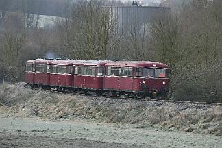 2019-12-01-026 Arnsberg Müschede Schienenbus-Sonderzug, bestehend aus 796690, 796802, 996299, 996309, 996748, auf der Röhrtalbahn.