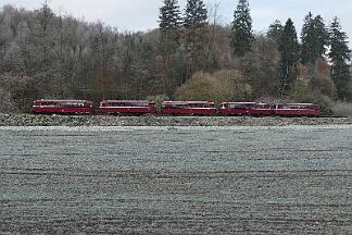 2019-12-01-033 Arnsberg Müschede Schienenbus-Sonderzug, bestehend aus 796690, 796802, 996299, 996309, 996748, auf der Röhrtalbahn.