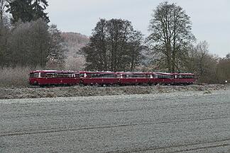 2019-12-01-035 Arnsberg Müschede Schienenbus-Sonderzug, bestehend aus 796690, 796802, 996299, 996309, 996748, auf der Röhrtalbahn.