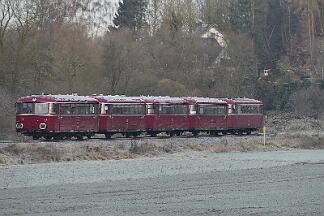 2019-12-01-038 Arnsberg Müschede Schienenbus-Sonderzug, bestehend aus 796690, 796802, 996299, 996309, 996748, auf der Röhrtalbahn.