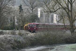 2019-12-01-040 Arnsberg Müschede Schienenbus-Sonderzug, bestehend aus 796690, 796802, 996299, 996309, 996748, auf der Röhrtalbahn.