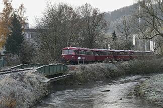 2019-12-01-041 Arnsberg Müschede Schienenbus-Sonderzug, bestehend aus 796690, 796802, 996299, 996309, 996748, auf der Röhrtalbahn.