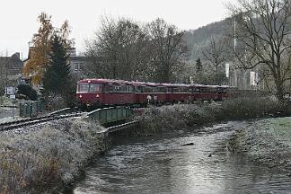 2019-12-01-042 Arnsberg Müschede Schienenbus-Sonderzug, bestehend aus 796690, 796802, 996299, 996309, 996748, auf der Röhrtalbahn.