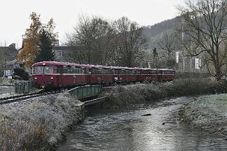 2019-12-01-043 Arnsberg Müschede Schienenbus-Sonderzug, bestehend aus 796690, 796802, 996299, 996309, 996748, auf der Röhrtalbahn.