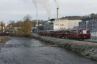2019-12-01-046 Arnsberg Müschede Schienenbus-Sonderzug, bestehend aus 796690, 796802, 996299, 996309, 996748, auf der Röhrtalbahn.