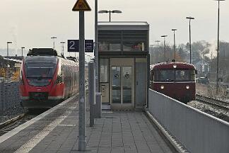 2019-12-01-053 Arnsberg Neheim-Hüsten Schienenbus-Sonderzug, bestehend aus 796690, 796802, 996299, 996309, 996748, auf der Röhrtalbahn. Links 644 006.