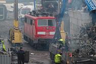 2020-10-22-028 Leverkusen Opladen 143 037 wird gerade verschrottet, 111 211 folgt danach.