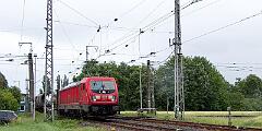 2022-06-08-014 Dortmund Obernette In Obernette sagen sich Stadtbahn und DB gute Nacht: ebenwerdige Kreuzung der beiden Linien. Viel ist nicht los auf der DB-Strecke. 187 184 mit Gz.