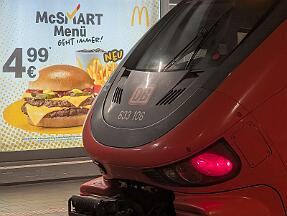 2025-01-17-016 Dortmund Hbf 633 106 im Nebel