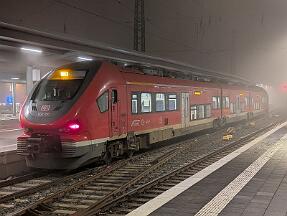 2025-01-17-017 Dortmund Hbf 633 106 im Nebel