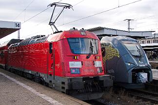 2025-01-27-045 Nürnberg Hbf 102 005 mit München-Nürnberg-Express,rechts 1483 218