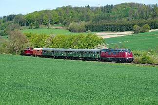 2025-04-27-023 Balve Garbeck Hammer Eisenbahnfreunde im Plandienst im Hönnetal mit V200 033 und 212 079
