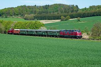 2025-04-27-024 Balve Garbeck Hammer Eisenbahnfreunde im Plandienst im Hönnetal mit V200 033 und 212 079