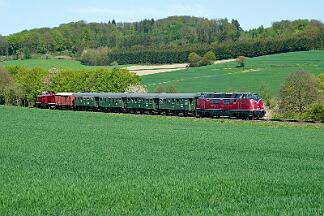 2025-04-27-025 Balve Garbeck Hammer Eisenbahnfreunde im Plandienst im Hönnetal mit V200 033 und 212 079