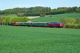 2025-04-27-026 Balve Garbeck Hammer Eisenbahnfreunde im Plandienst im Hönnetal mit V200 033 und 212 079